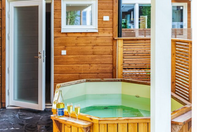 Yli 8 upeaa mökkiä paljulla Uusimaassa: Vuokraa parhaat kylpytynnyrillä varustellut mökit