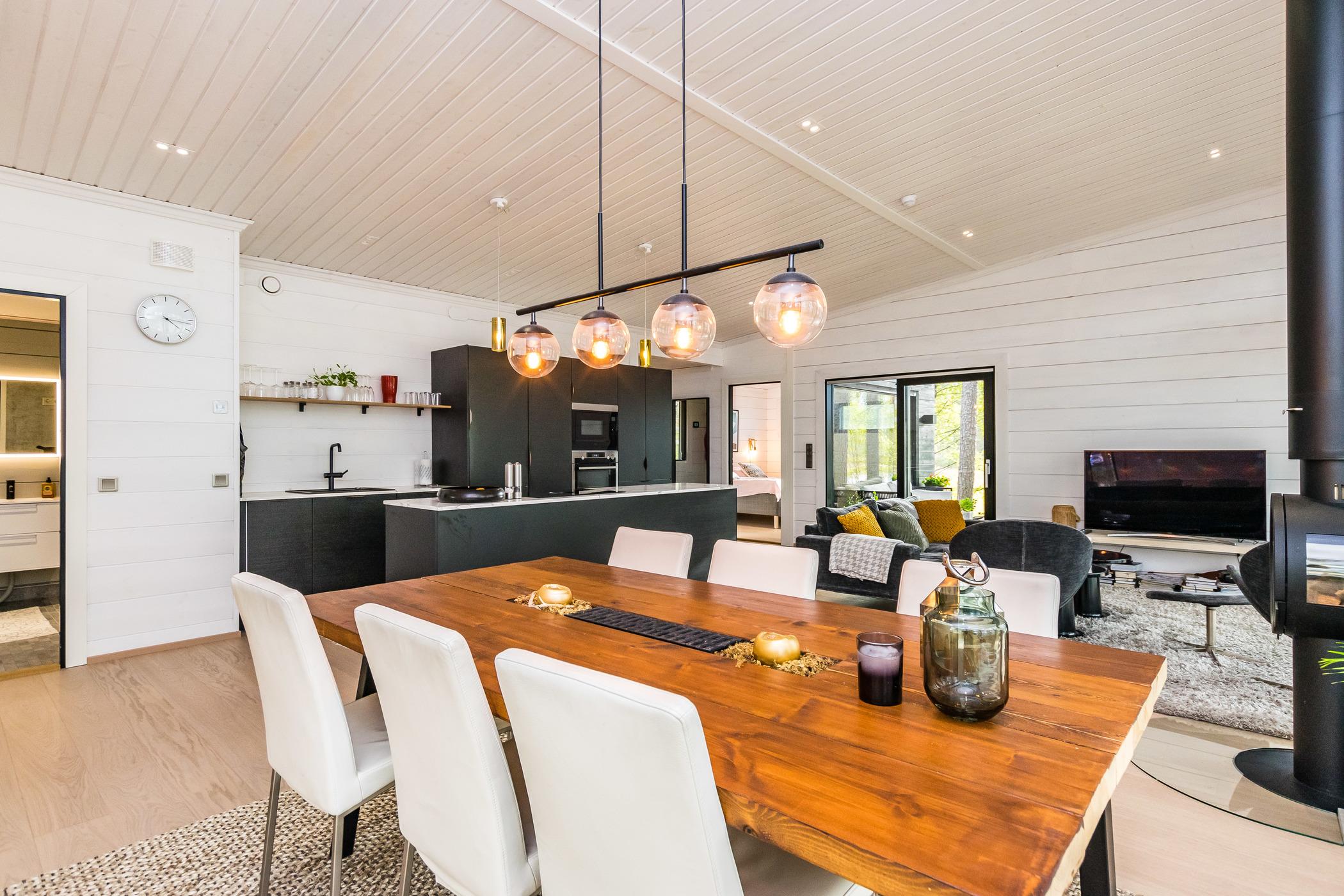 1. VILLA SAIMAAN JOUTSENLAHTI, RUOKOLAHTI, ETELÄ-KARJALA
